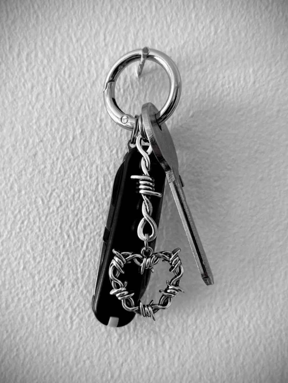 Barbed Wire Heart Keychain - Picture 4 of 12